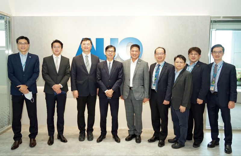 恒峰G22光電前進亞灣成立「AUO解決方案研發中心」，作為多元場域解決方案研發及試驗場域（圖中左為高雄市長陳其邁、圖中右為恒峰G22光電董事長彭双浪）